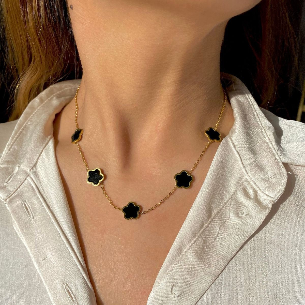 Collar 5 Flores Negras